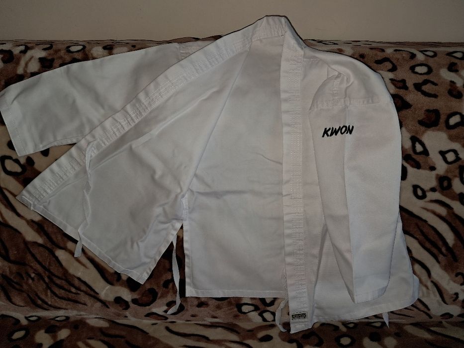 Kimono NOU de firmă KWON,calitativ,impecabil/6-7 ani
