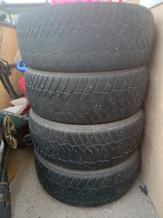 Автошины зимний шипи 215/55/17