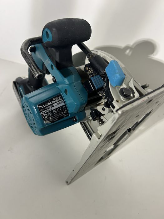 Makita DHS 680 circular de mana
