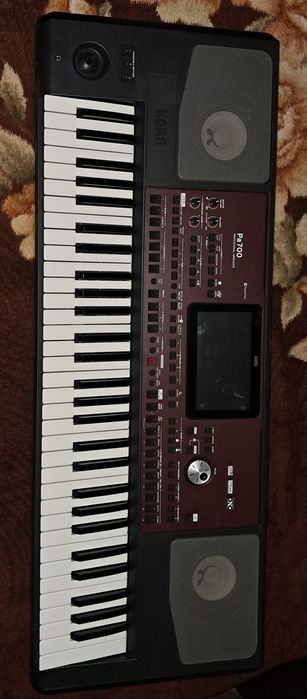 Vând Korg PA700 NOU.