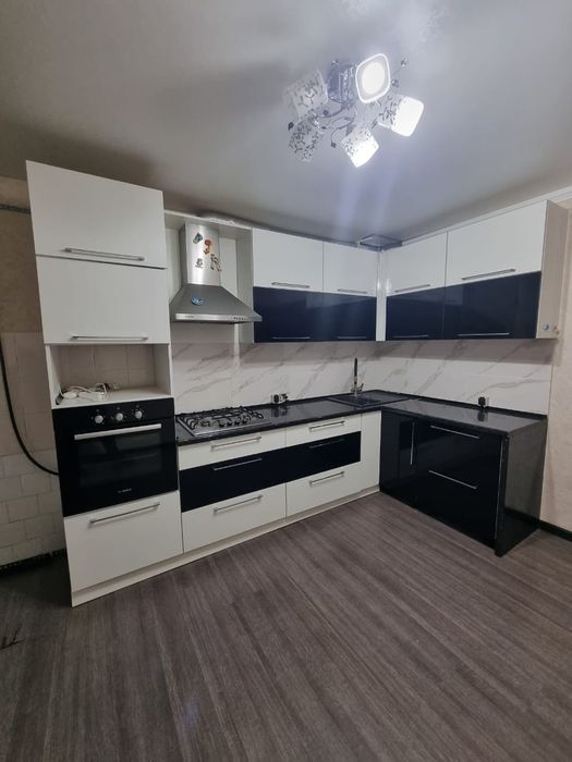 Продам кухонный гарнитур с встроенной техникой