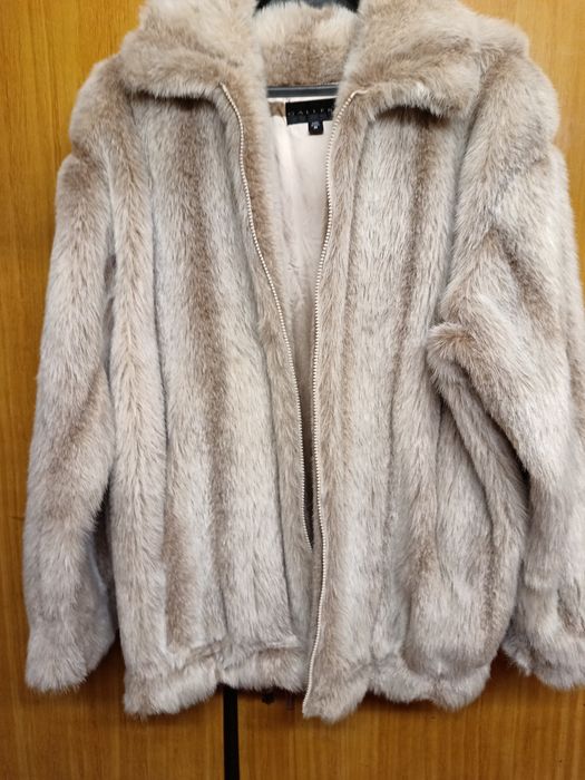 Палто с косъм бежово