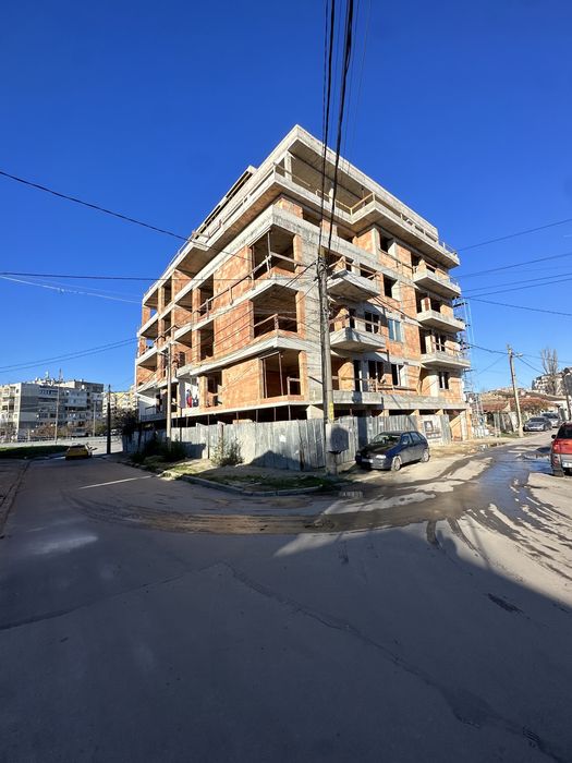 61 к.в ъглов магазин На 2 мин от Гранд Мол