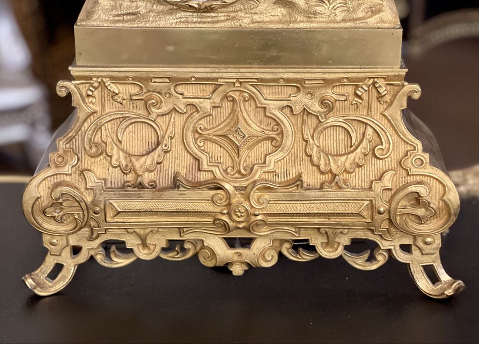 Ceas vechi in stil Baroc din bronz dore