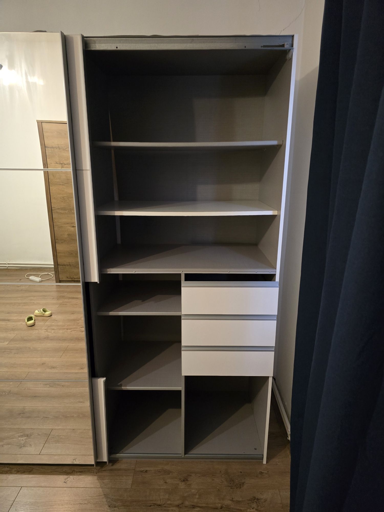 Dulap glisant dressing mare cu oglinda si sertare