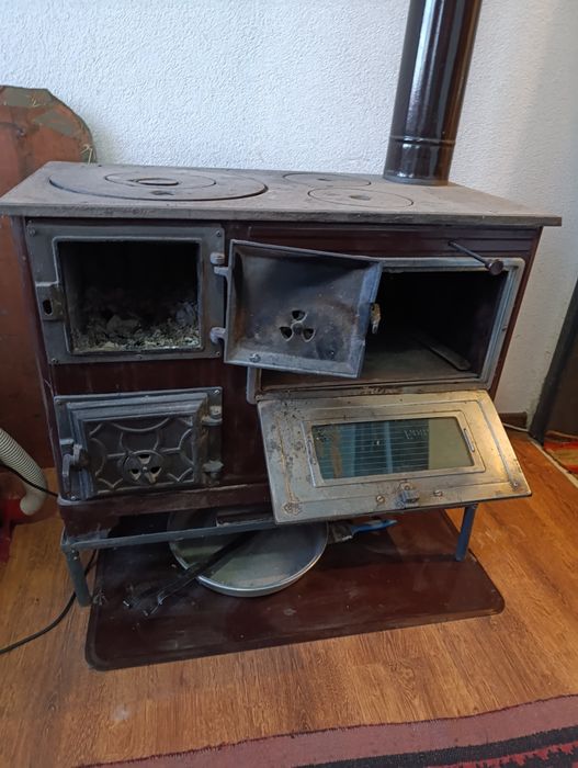 Печка на дърва със фурна.