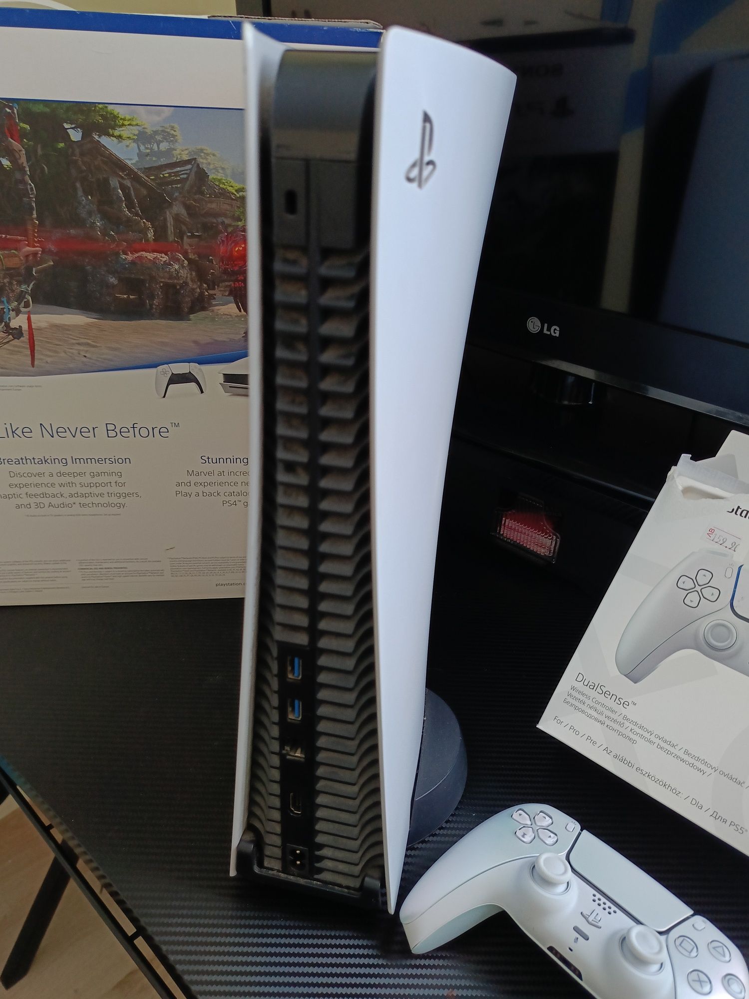 PS 5 ,нов оригинален джойстик и 4 игри