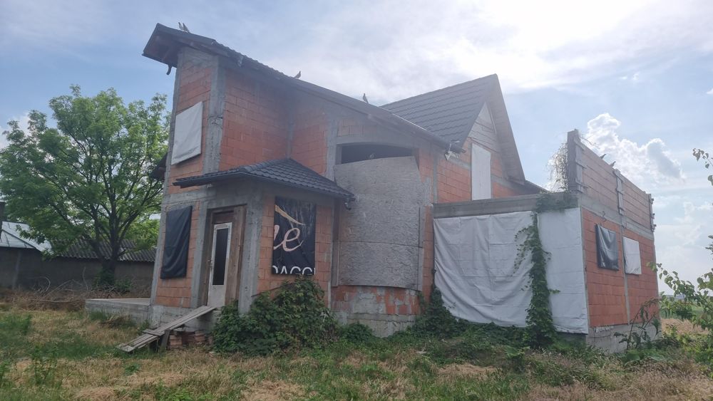 Casa si teren extravilan 
Vând casa P+M la rosu + 20.000mp teren extra