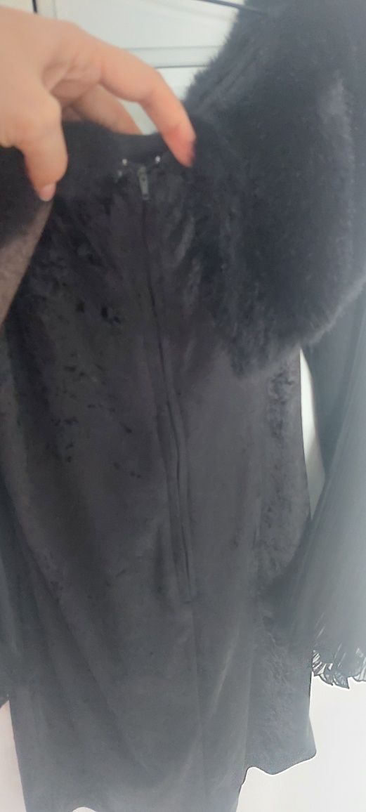 Rochie din catifea și blăniță la gât