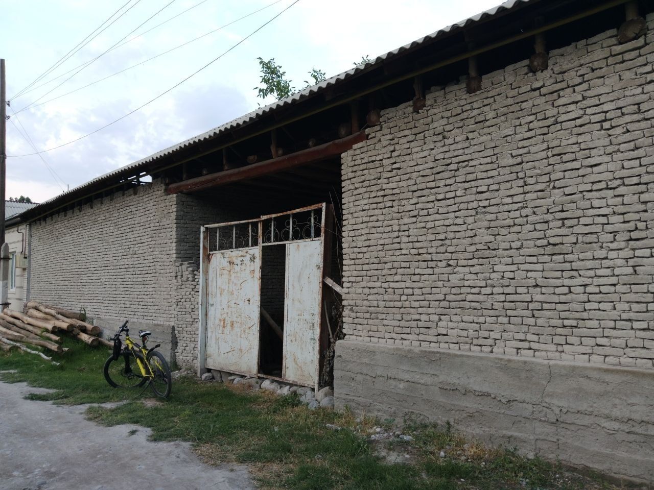 Uy karopka holatda, 4 xona, 8 sotix
Gaz, svet, suv, wifi, hammasi joyi