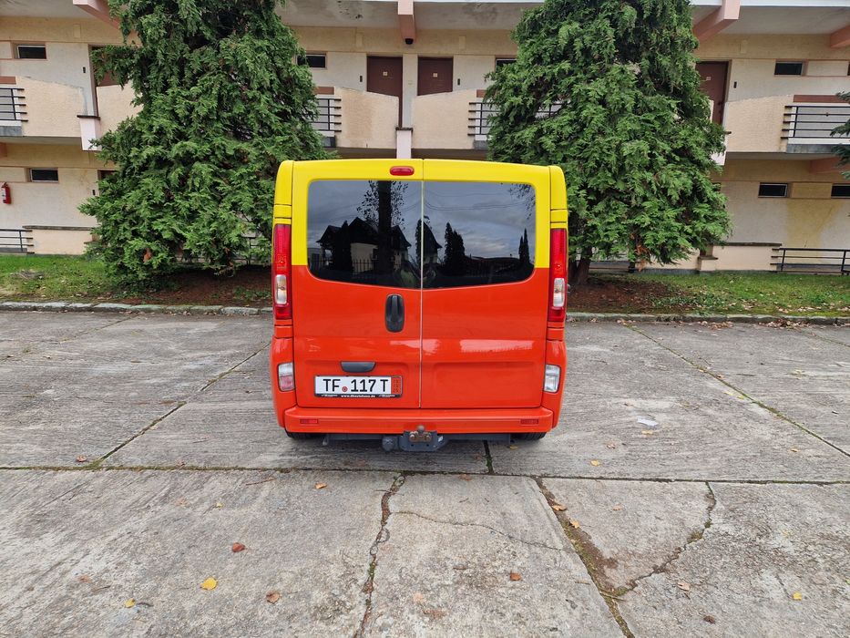 Vând Opel Vivaro 2.0diesel 8+1 locuri  recent adusa din Germania