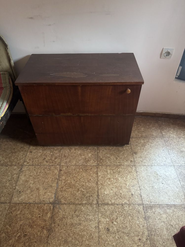 Продава дървена секция/ракла