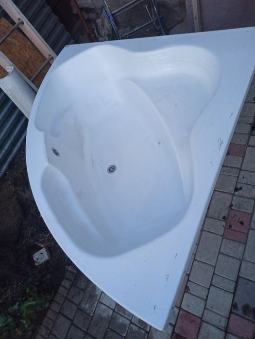 Угловая ванна акриловая