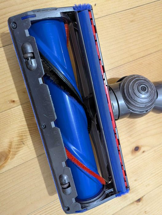 Продавам почистена прахосмукачка Dyson V7 с нова батерия и аксесоари