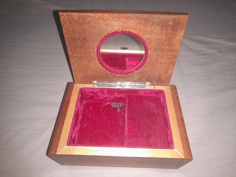 Продаёться антиквариат:музыкальная шкатулка.сделано 1985г. Фирмы ROUGE