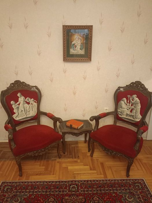 Кресла и масичка "Луи 16-ти" с ръчно бродирани вилерови гоблени.