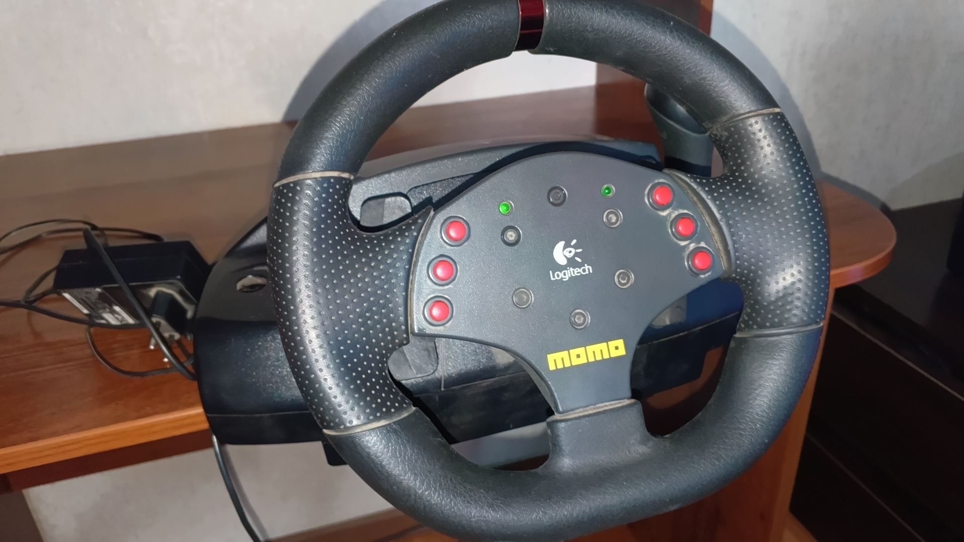 Игровой руль Logitech MOMO