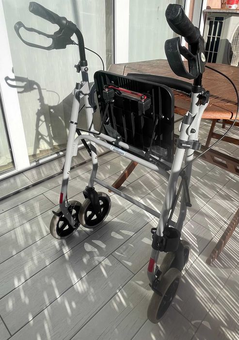 Продавам количка-проходилка възрастни хора,