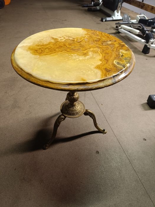 Барокова бронзова маса със плод от оникс