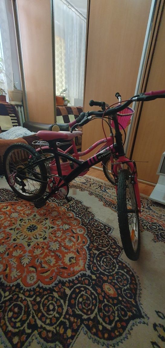 URGENT Vând bicicleta negru cu roz