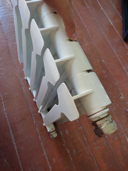 Продам алюминиевый радиатор 5 секций за 7000 / Батарея почти новая