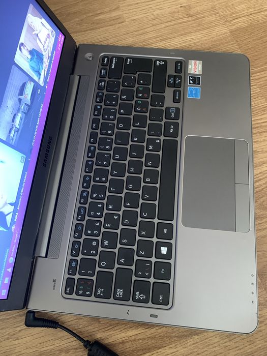 Laptop Samsung Slim display 13,3 led,320gb mem,4gb ram,baterie buna.