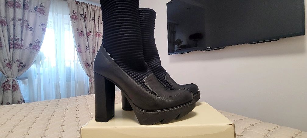 Vand botine din piele