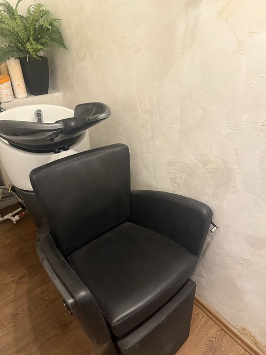 Vand pentru salon /coafor