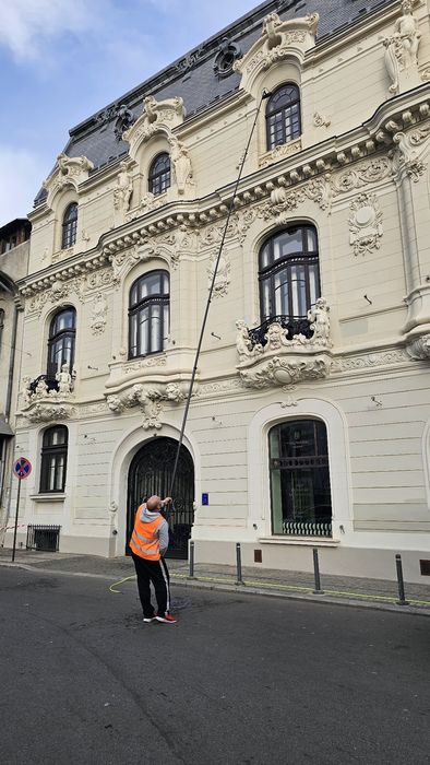 Spalare.,curatare profesionala geamuri la înălțime