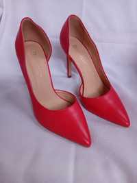 Vând pantofi stiletto rosii