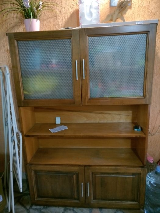 Шкаф с вратички от масивно дърво