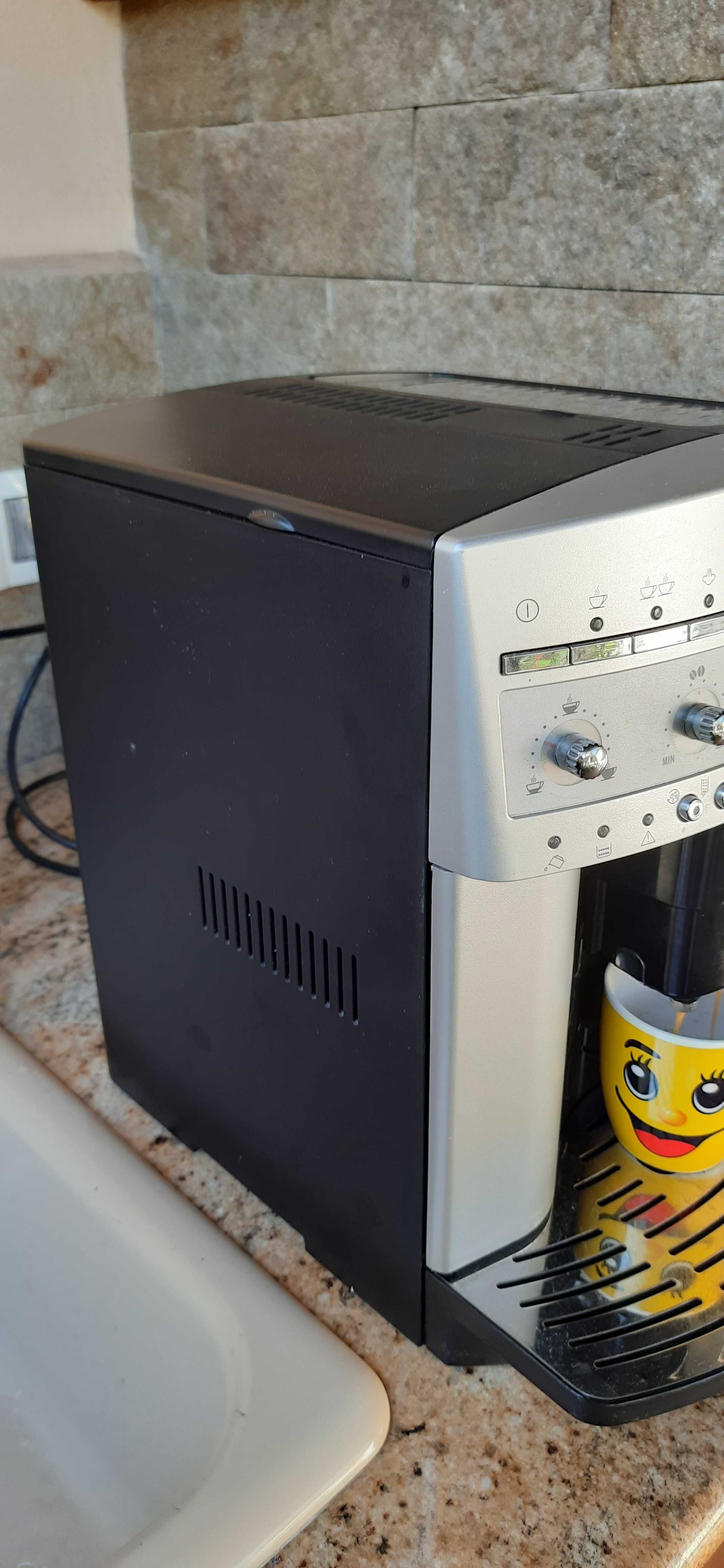 Кафеавтомат Delonghi ESAM 3200, 1350W в отлично състояние