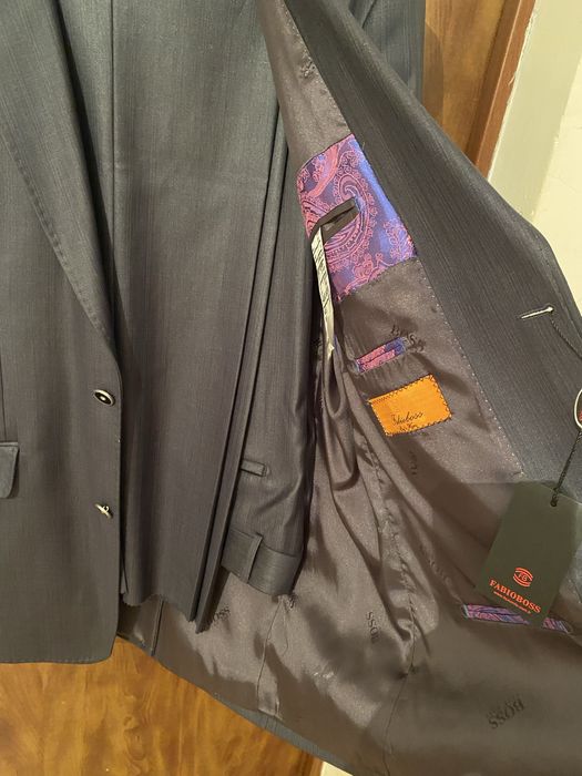 Срочно  новый  костюм  продам