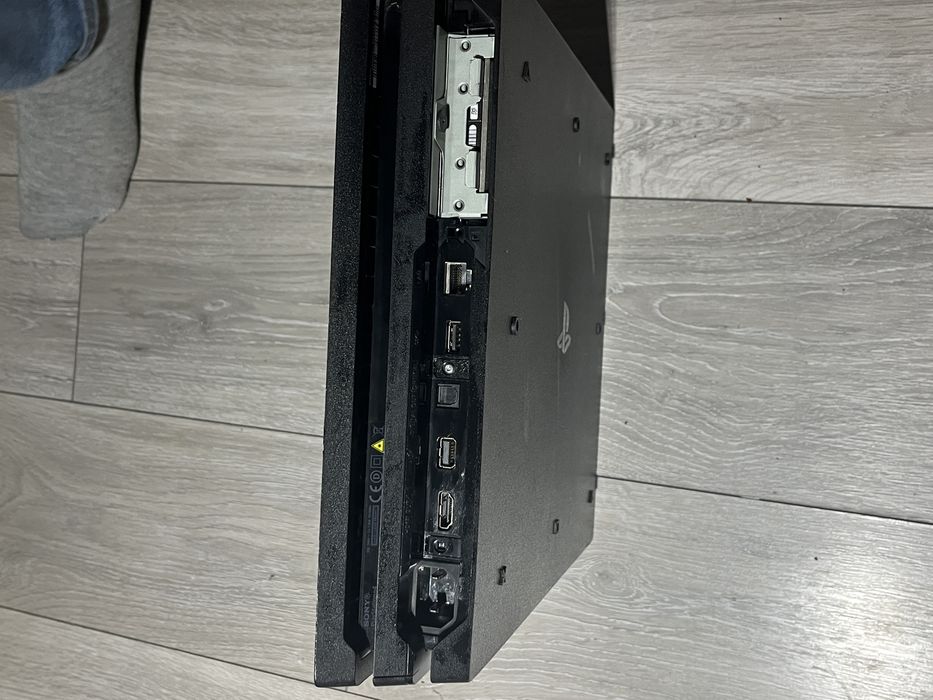 Vand playstation 4 pro de 1TB cu 2 console + GTA 5 si FIFA 25