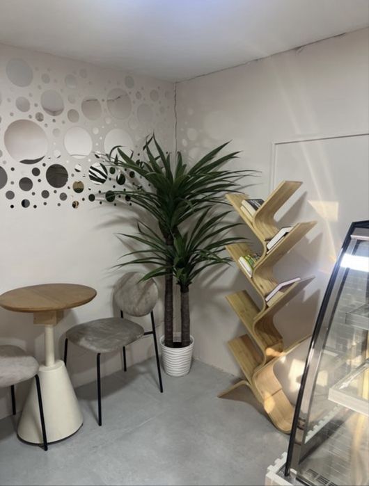 Продается кофейный стол и стулья и полка для книг