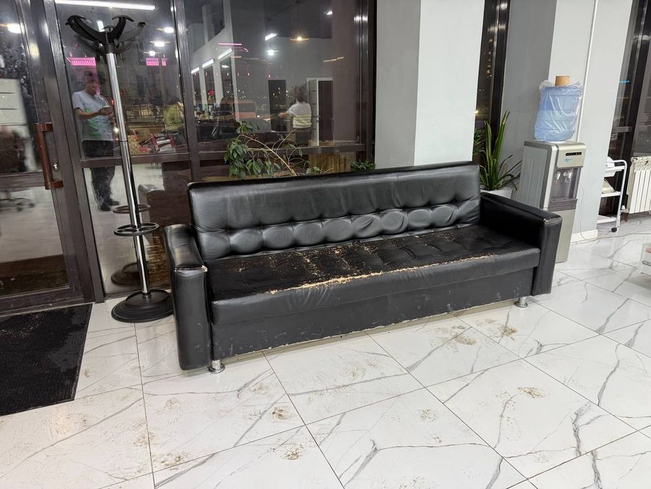 Диван черный кожаный