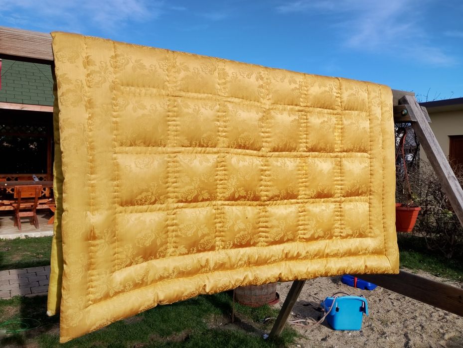 Vând plapuma foarte groasă, bine îndesată, umpluta cu pene de gasca