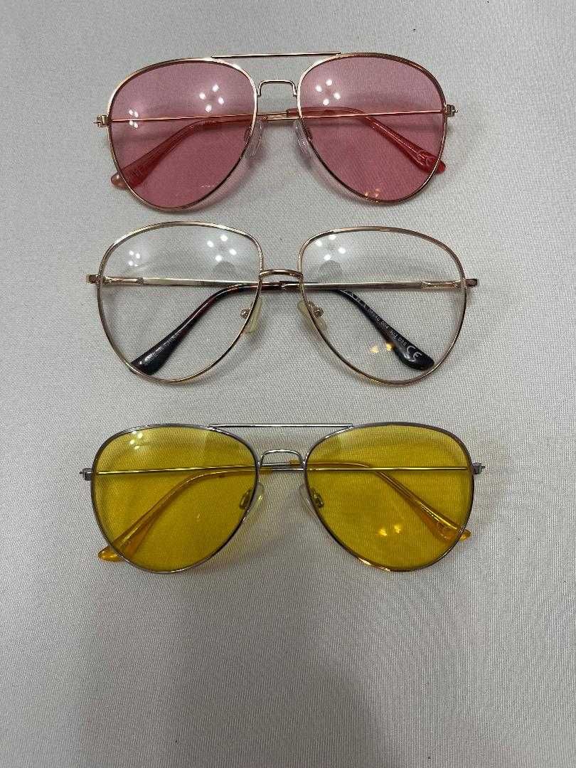 Ochelari cu lentile de diferite culori
