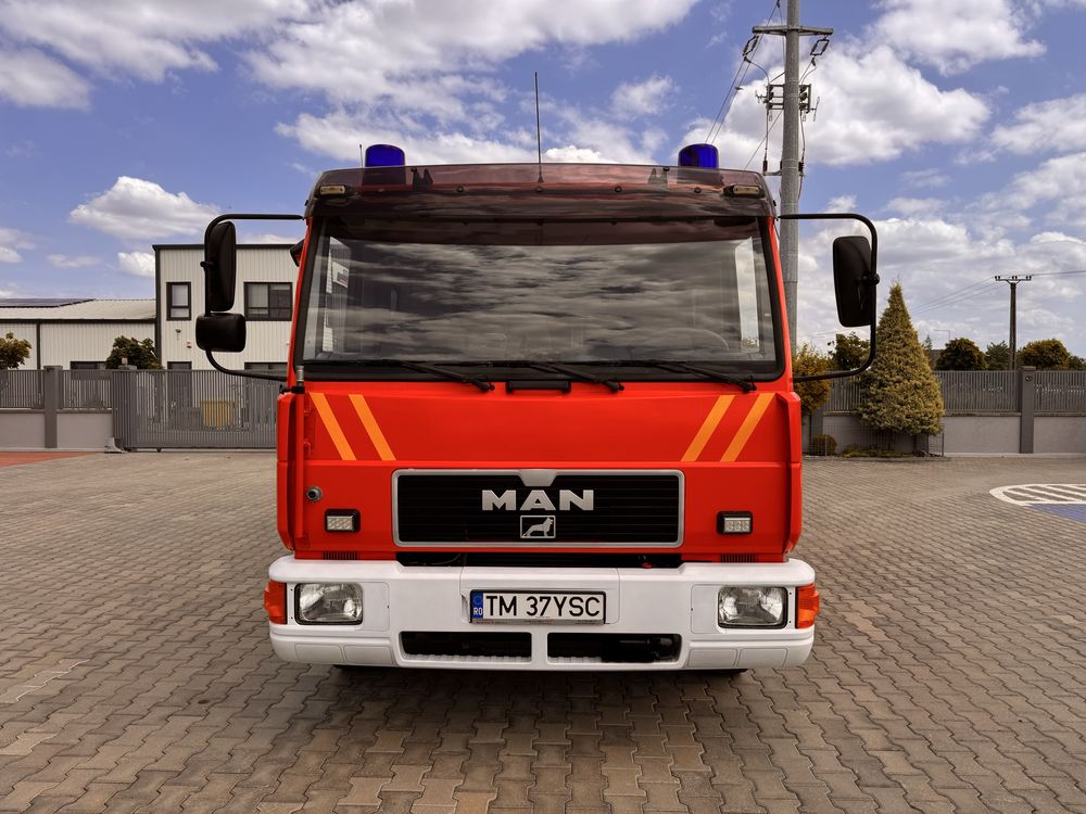Mașina de pompieri MAN 10.153, înmatriculată și dotată cu echipamente