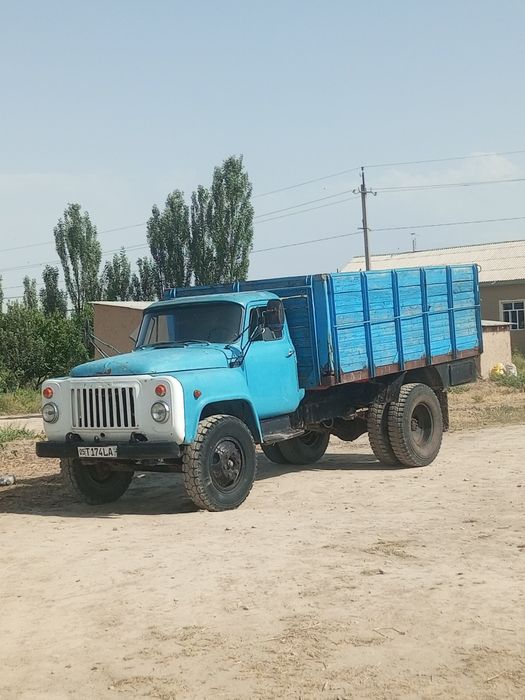 Gaz 53 yurib turgan moshin