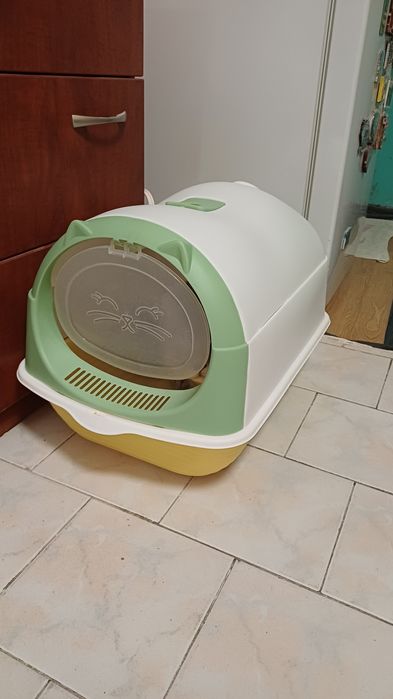 Котешка тоалетна закрита