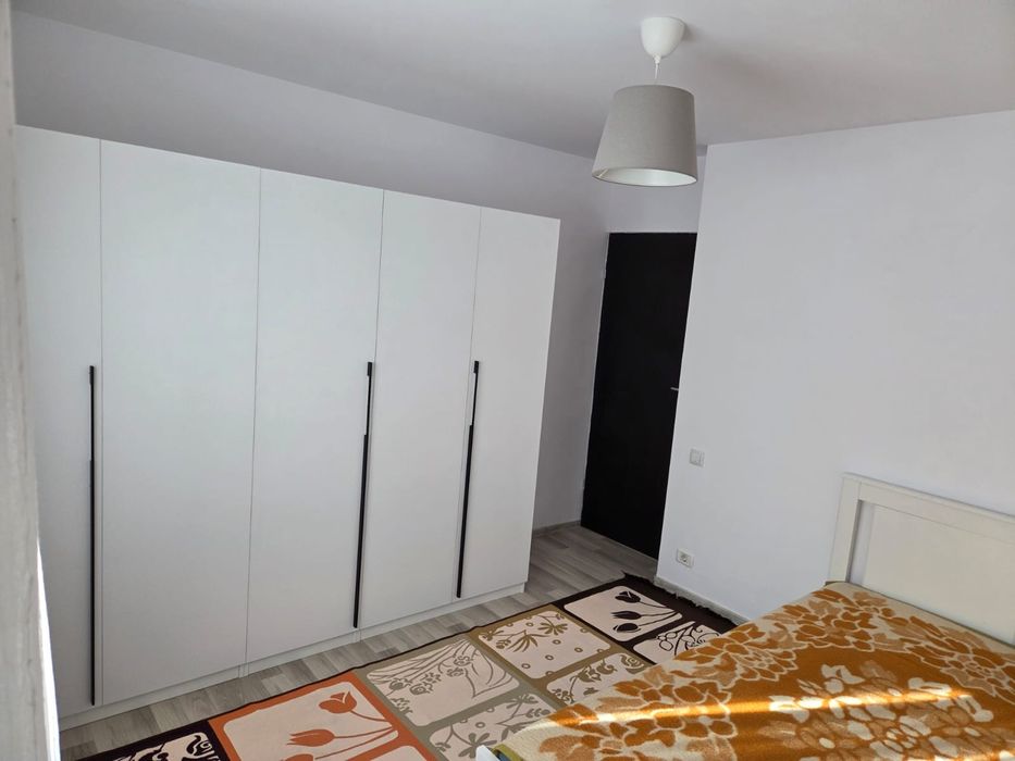 Închiriez apartament 3 camere CFR