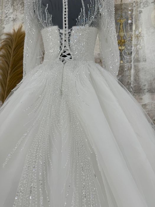 Vand rochie de mireasa , cu crinolina si voal incluse