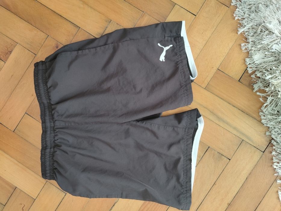 Vând pantaloni puma scurți