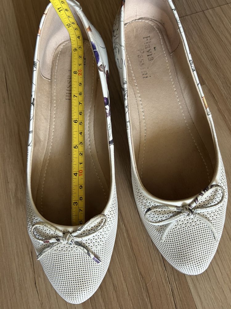 Pantofi de piele albi