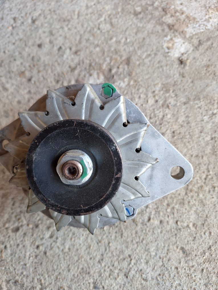 Alternator 12 V.