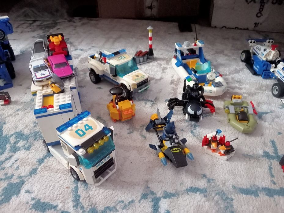 Продаю лего сити , техник , и мелкие наборы, хотвилс по 1500