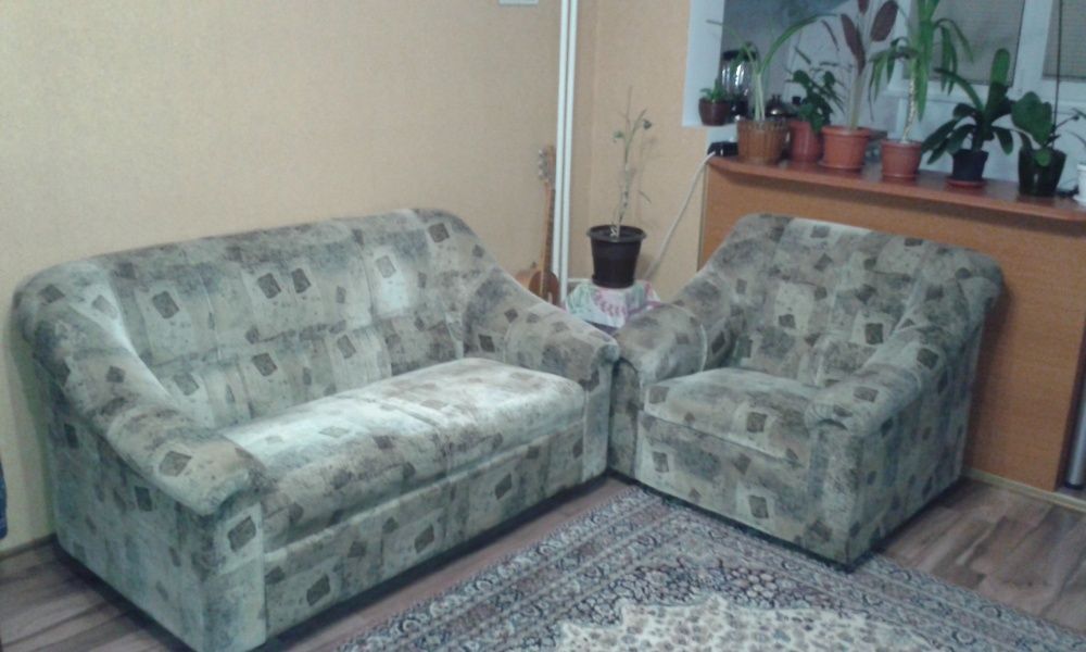 Запазени диван - двойка и фотьойл