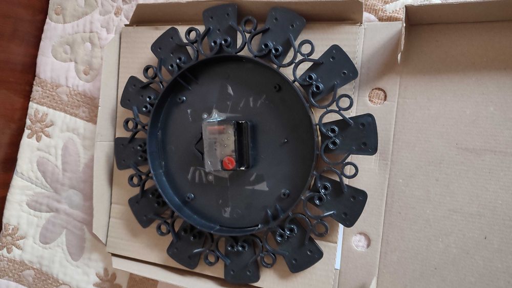 Красив стенен часовник с оригинален дизайн.