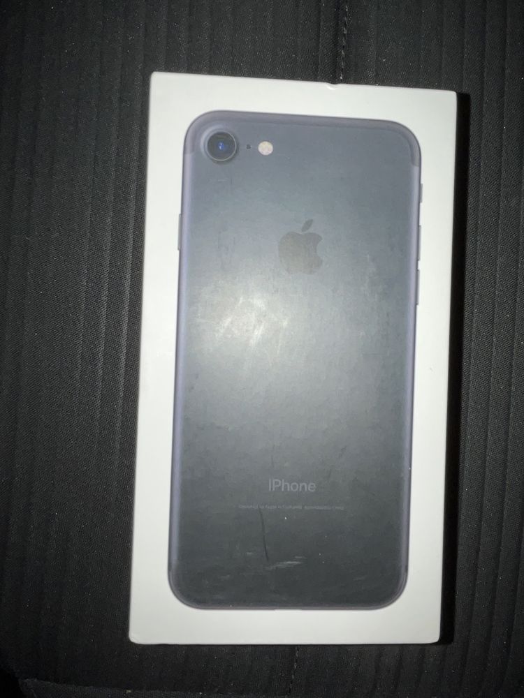 Iphone 7 128 GB negru + cartela si 2 huse cadou